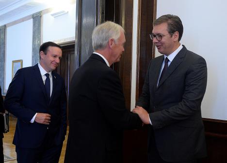 vucic-senatori-kris-marfi-i-ron-dzonson-foto-predsednistvo.jpg