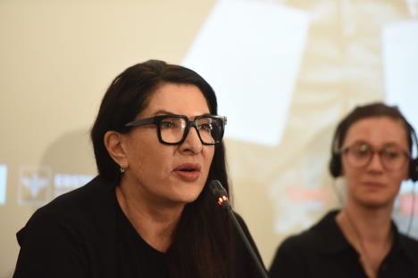 Marina Abramović daje izjavu