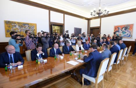 vucic-dodik-cvijanovic-rs-foot-predsednistvo-3.jpg