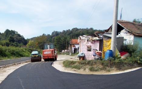 loznica--asfalt-u-romskom-naselju.jpg