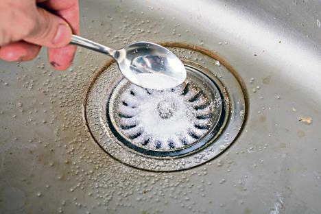 stockphotopersonputtingthebakingsodaondraininthewashbasin792866020.jpg