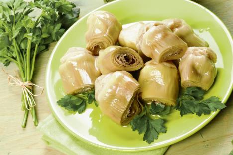 stockphotoartichokeheartongreendish119936188.jpg