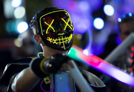 profimedia0393563643-lightup-halloween-masks.jpg