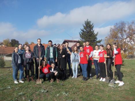 loznica--srednjosskolci-uakciji-zasadi-drvo.jpg