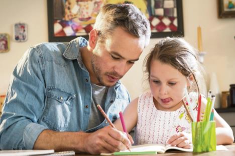 stockphotoafatherhelpshislittledaughtertodoherhomeworkfortheschool654676561.jpg