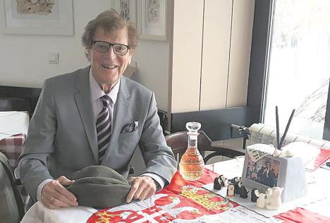 Minja Subota u restoranu sa rakijom i srpskom zastavom