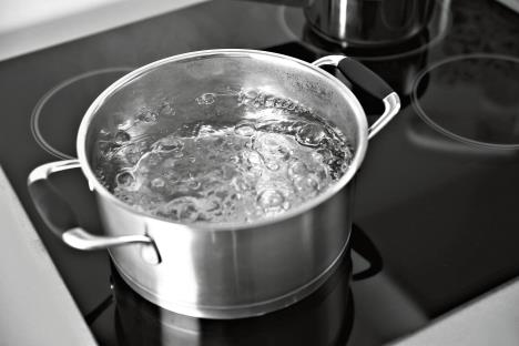 stockphotoboilingspaghettiinpanonelectricstoveinthekitchen411675652.jpg