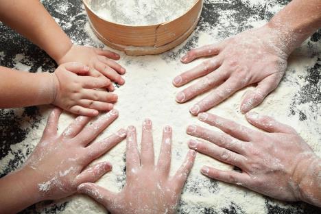 stockphotofamilycookinghomemadecakesmomshandsandtwodaughtersinflouronablacktablebackground753450199.jpg