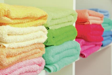 stockphotocolorfultowelsonshelvesinbathroom125724764.jpg