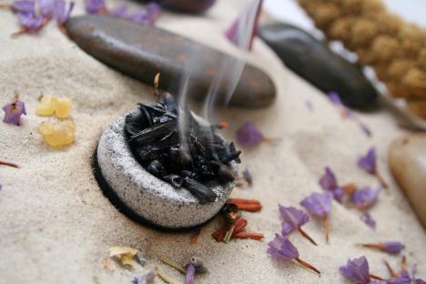 Upaljeni tamjan gori na pesku