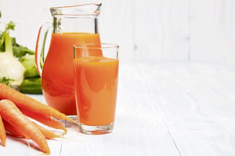 stockphotocarrotjuiceonwhitewoodbackground255435211-13-12-2019.jpg