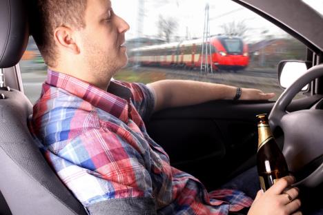 Muškarac vozi automobil