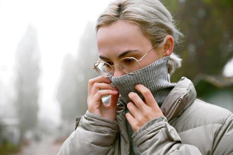 Žena pokriva usta i nos zbog zagađenog vazduha