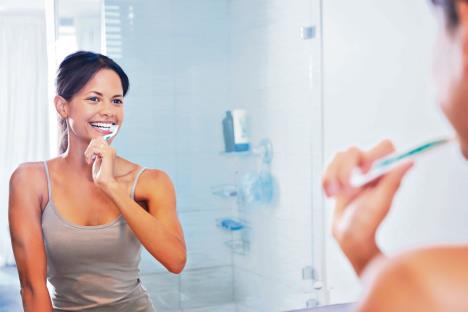 stockphotoportraitofattractivewomanbrushingteethinbathroomandlookinginthemirroratreflection130996202-23-12-2019.jpg