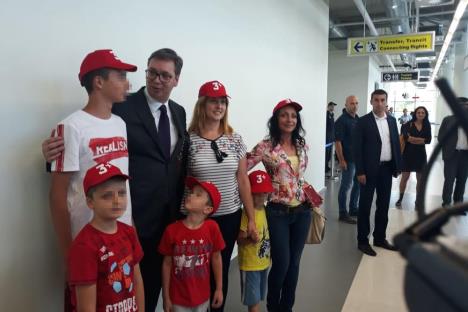 vucic-stevanovici-karte-let-avion-foto-rina-1.jpg