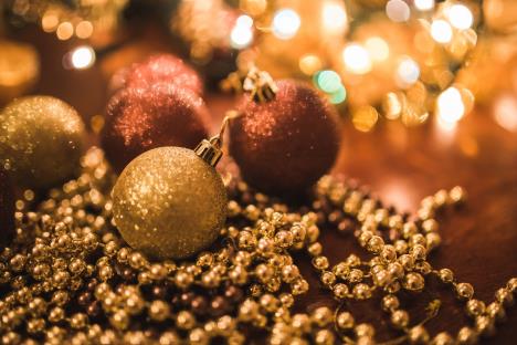 christmasgoldballs6300.jpg