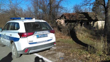 policija-ispred-knapustene-kuce.jpg