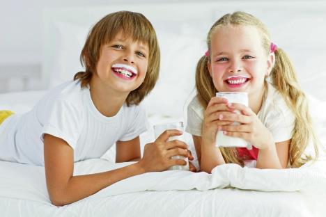 stockphotochildrendrinkmilk472624366.jpg