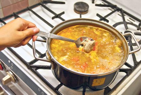 stockphotobeefsoupfreshborschtinapotsittingonthestove63376756.jpg