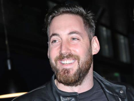 Glumac Petar Strugar u kožnoj jakni, nasmejan