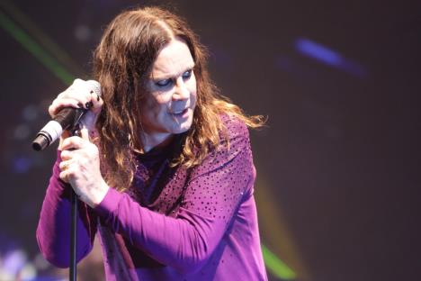 Ozi Ozborn u ljubičastoj majici nastupa na koncertu