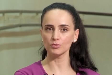 Milica Gutović u ljubičastoj majici