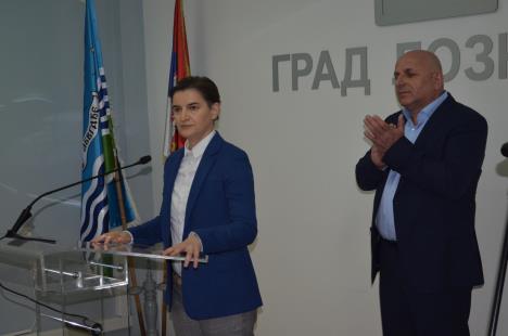 loznica-ana-brnabic-i-gradonacelnik--u-loznici-.jpg