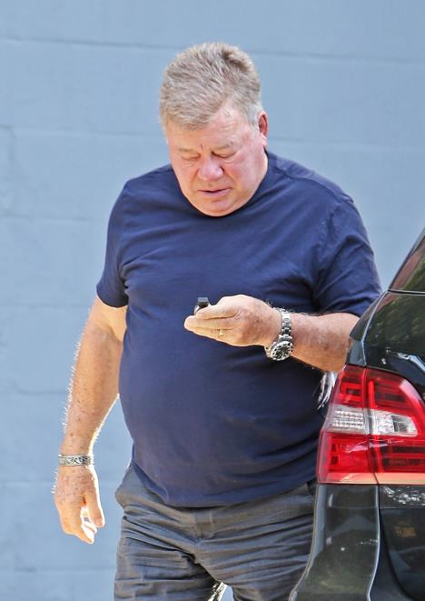 Vilijam Šatner u plavoj majici kod kola