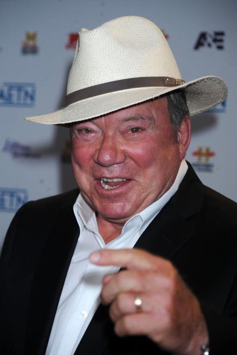 Vilijam Šatner u odelu sa šeširom na glavi