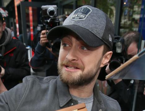 Danijel Redklif sa kačketom na glavi među fanovima