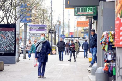 Građani šetaju ulicom