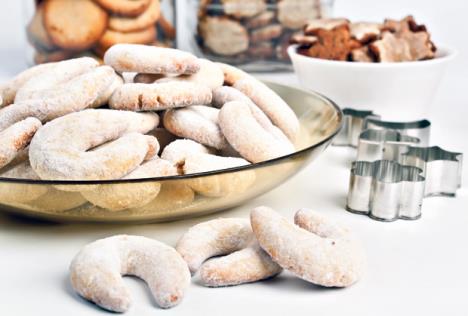 stockphotocrescentsvanilaandalmondcookies61412206.jpg