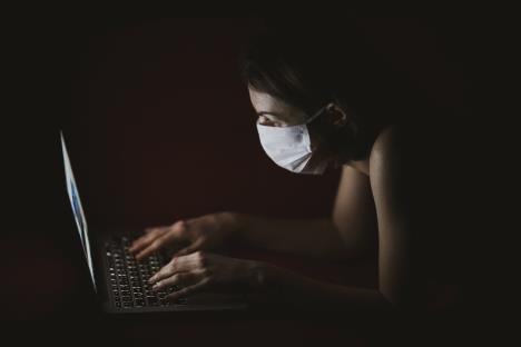 womanwearingfacemaskusingmacbookpro4031902.jpg