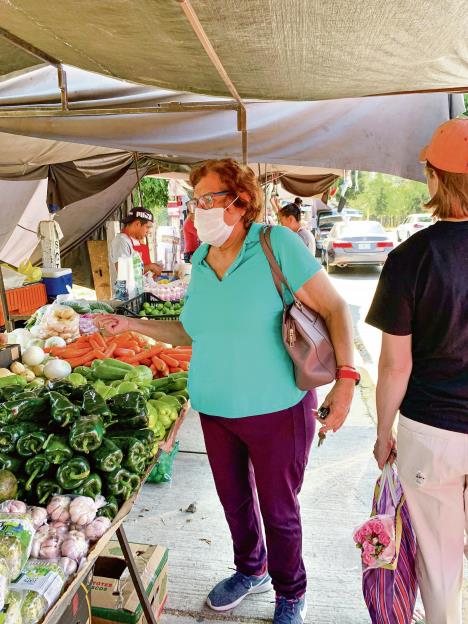 stockphotoguadalajaramexicoelderlyfemalewearingfacesurgicalmaskatastreetmarketfor1685158036.jpg