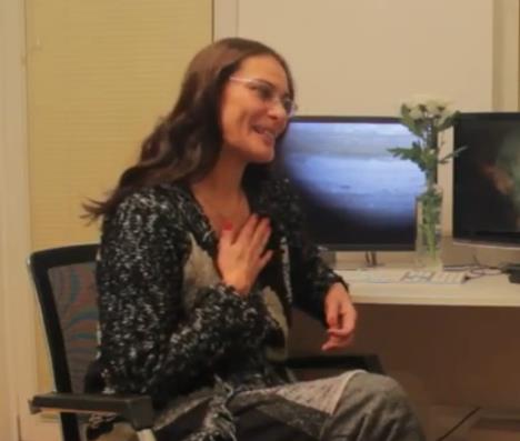 Dragana Mrkić sedi na stolici za radnim stolom