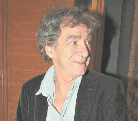 Miki Manojlović u odelu i košulji