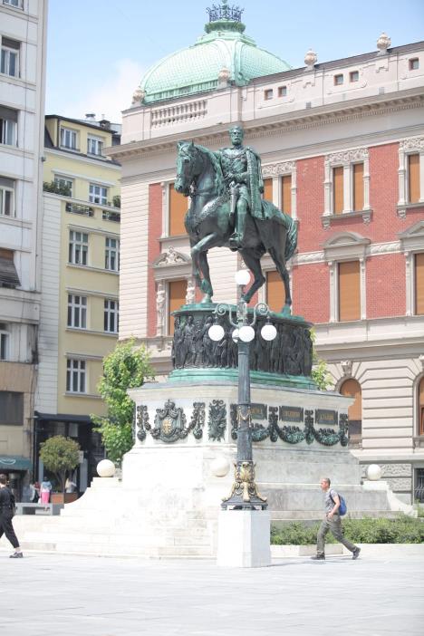 Spomenik knezu Mihailu Obrenoviću na Trgu republike