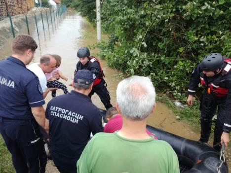 poplave-spasavanje-dete.jpg