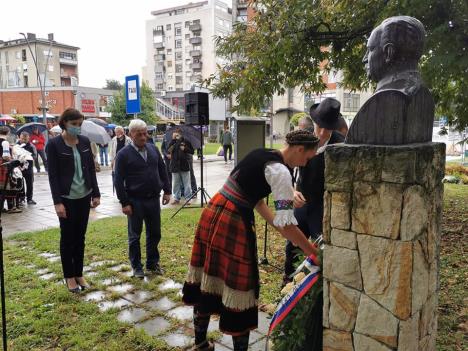 trstenik-predsednica-optine-ts-odaje-poast-raki-ljutovcu.jpg