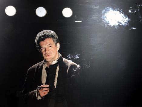 Nebojša Glogovac skroz u crnom puši cigaretu