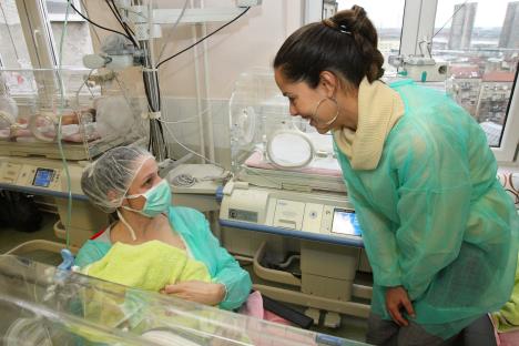 ana-ivanovic-u-poseti-jedinici-za-neonatologiju.jpg