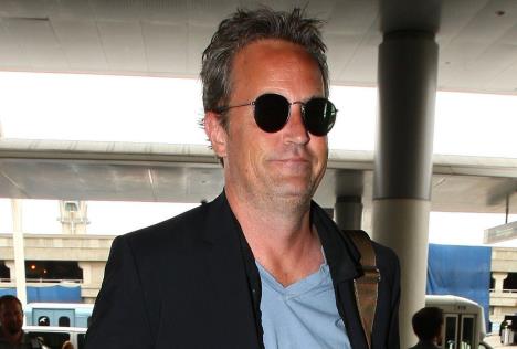 Metju Peri sa crnim lenonkama