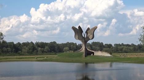 Spomenik na mestu nekadašnjeg logora Jasenovac gde je pobijeno više stotina hiljada Srba