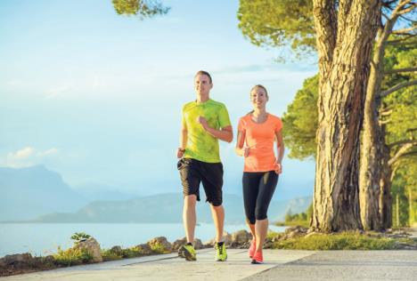 stockphotoyoungsexycoupleisrunningalongthepromenadetheyaredoingtheirsportworkoutinthe720201016.jpg