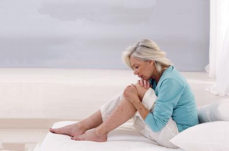 stockphotoseniorwomanholdingthekneewithpain274164731.jpg