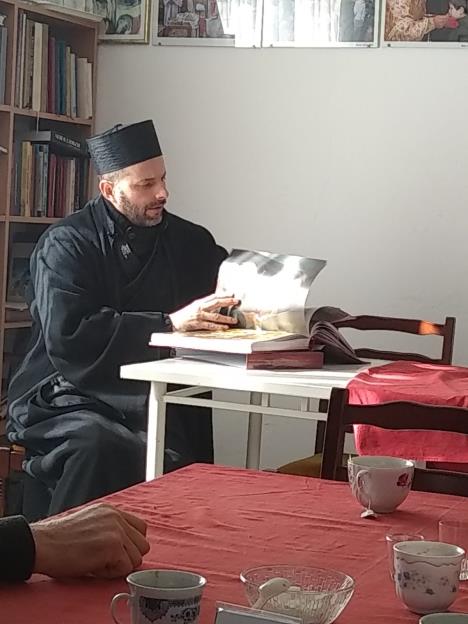 Sveštenik Željko Jovanović čita knjigu