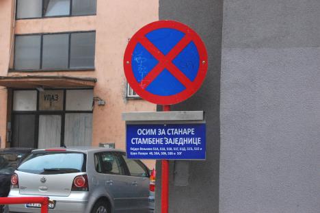 znak-sa-obavestenjem-o-koriscenju-parkinga.jpg