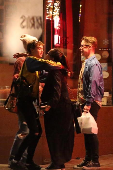 Mekoli Kalkin i Brenda Song u voznom parku u noćnom izlasku