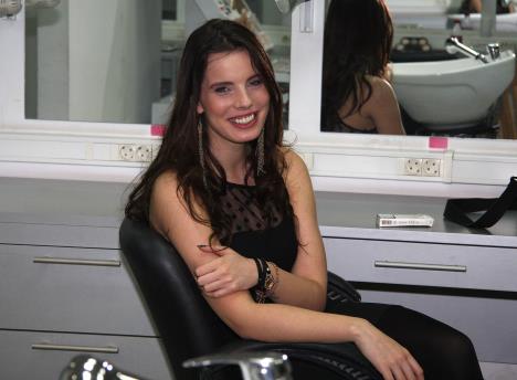 Teodora Bjelica sedi nasmejana u stolici