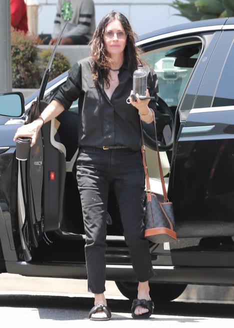 Kortni Koks izlazi iz automobila